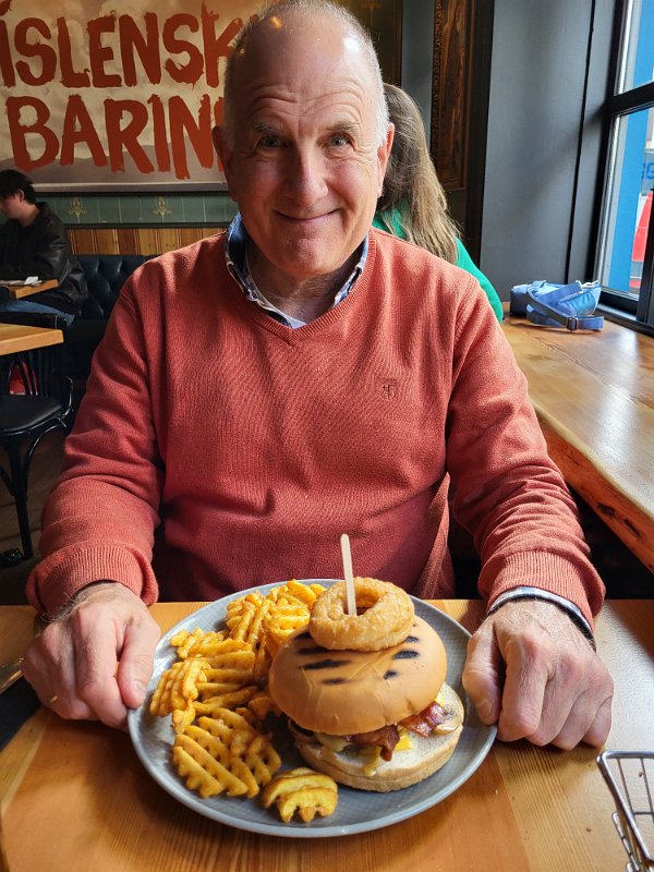 Reykjavík - Kiffin enjoying his hamburger